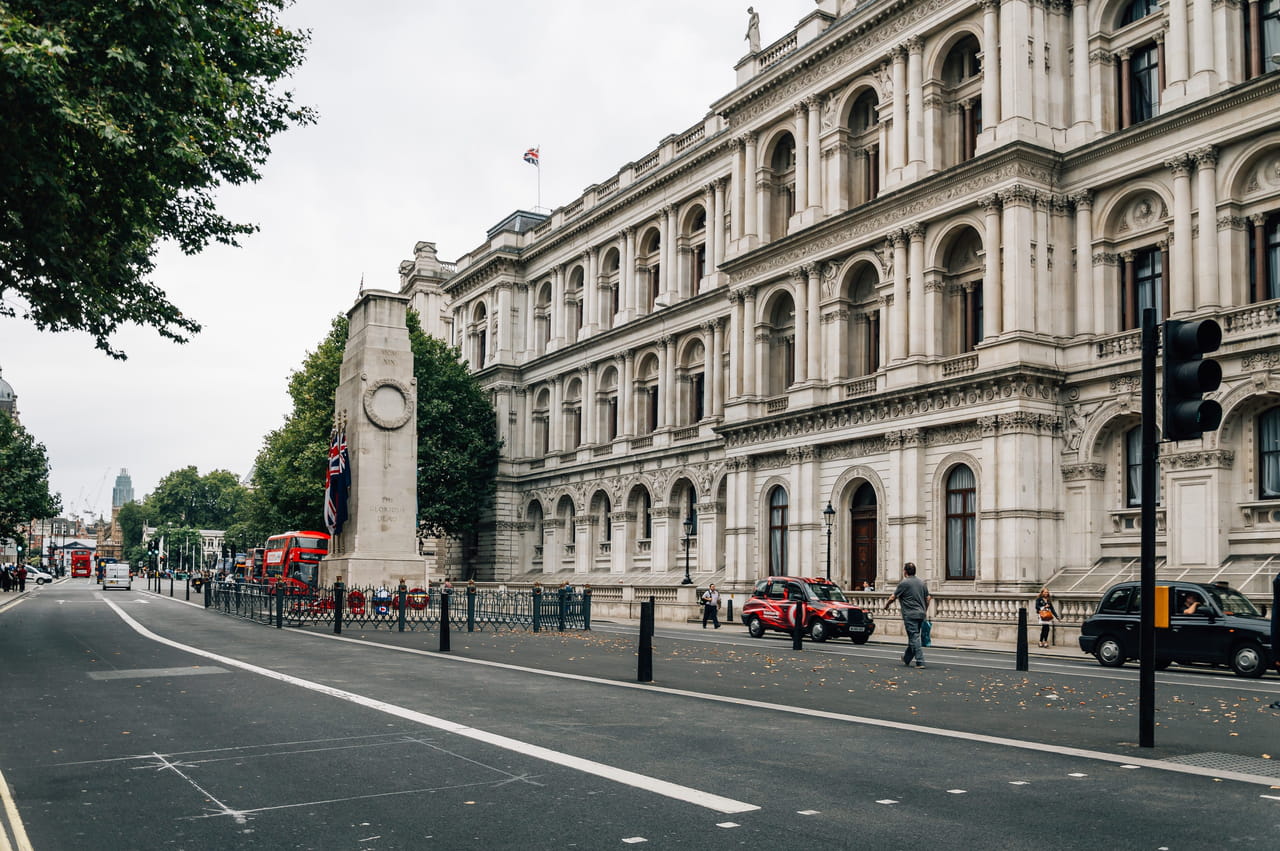 Andy Burnham devient Premier ministre britannique et hérite d'une économie marquée par une dette publique élevée et une croissance atone
