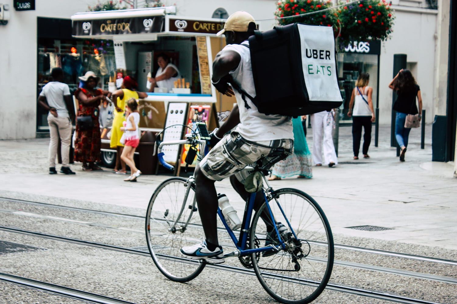 Uber Eats et Deliveroo suspendront leurs livraisons pendant les pics de canicule pour protéger leurs livreurs