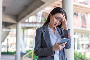 Le patron ajoute une employ&eacute;e &agrave; un groupe WhatsApp pendant ses cong&eacute;s, la justice le condamne &agrave; lui verser un montant record