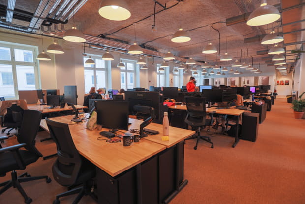 Un siège parisien et dix-sept bureaux à travers le monde