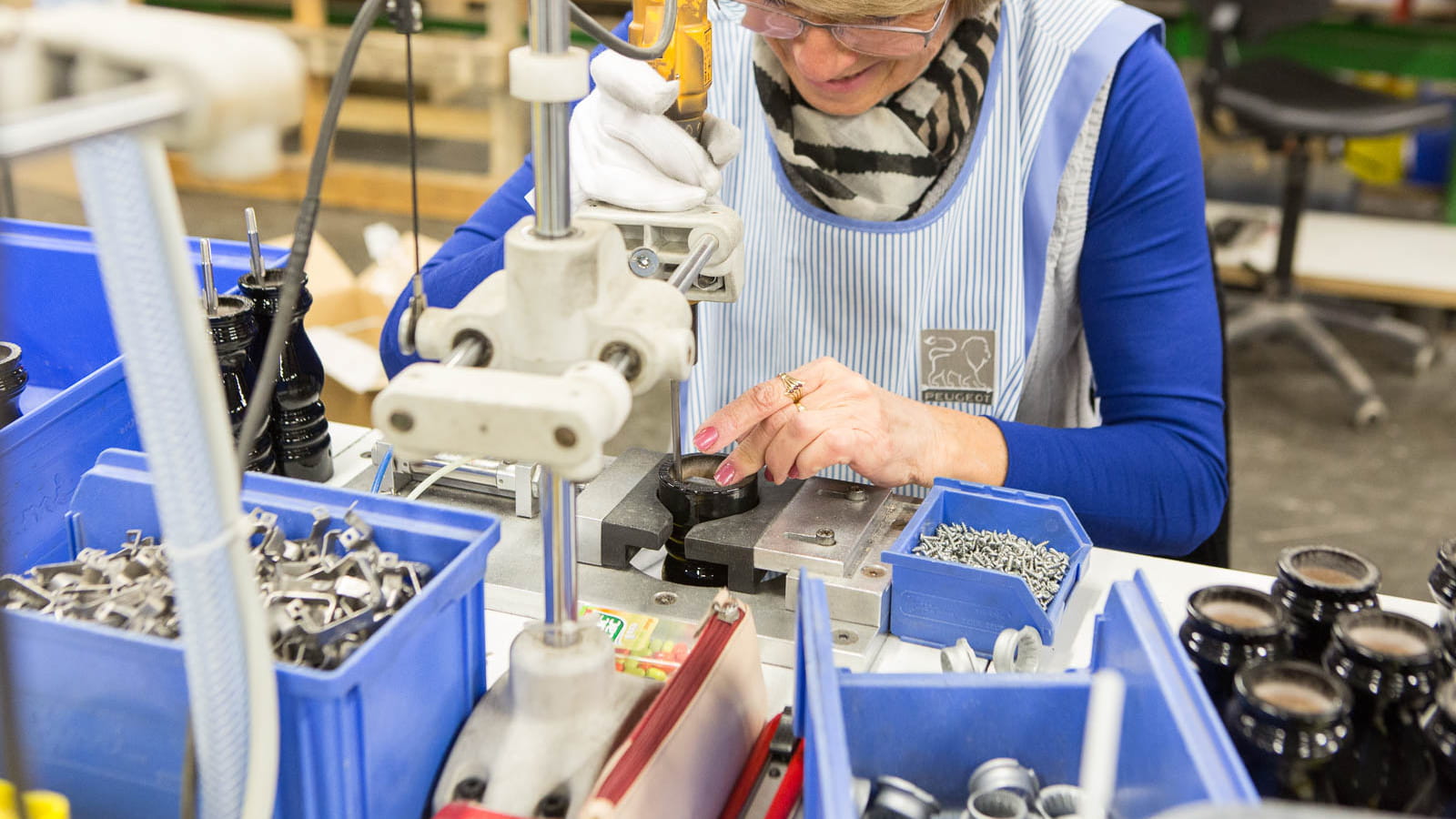 80 personnes à la production