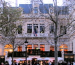 le travellers club accueille ses membres dans un hôtel des champs-elysées.