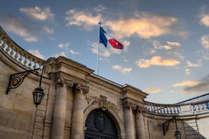 Crise &agrave; Matignon&nbsp;: Macron anticipe en rencontrant G&eacute;rard Larcher