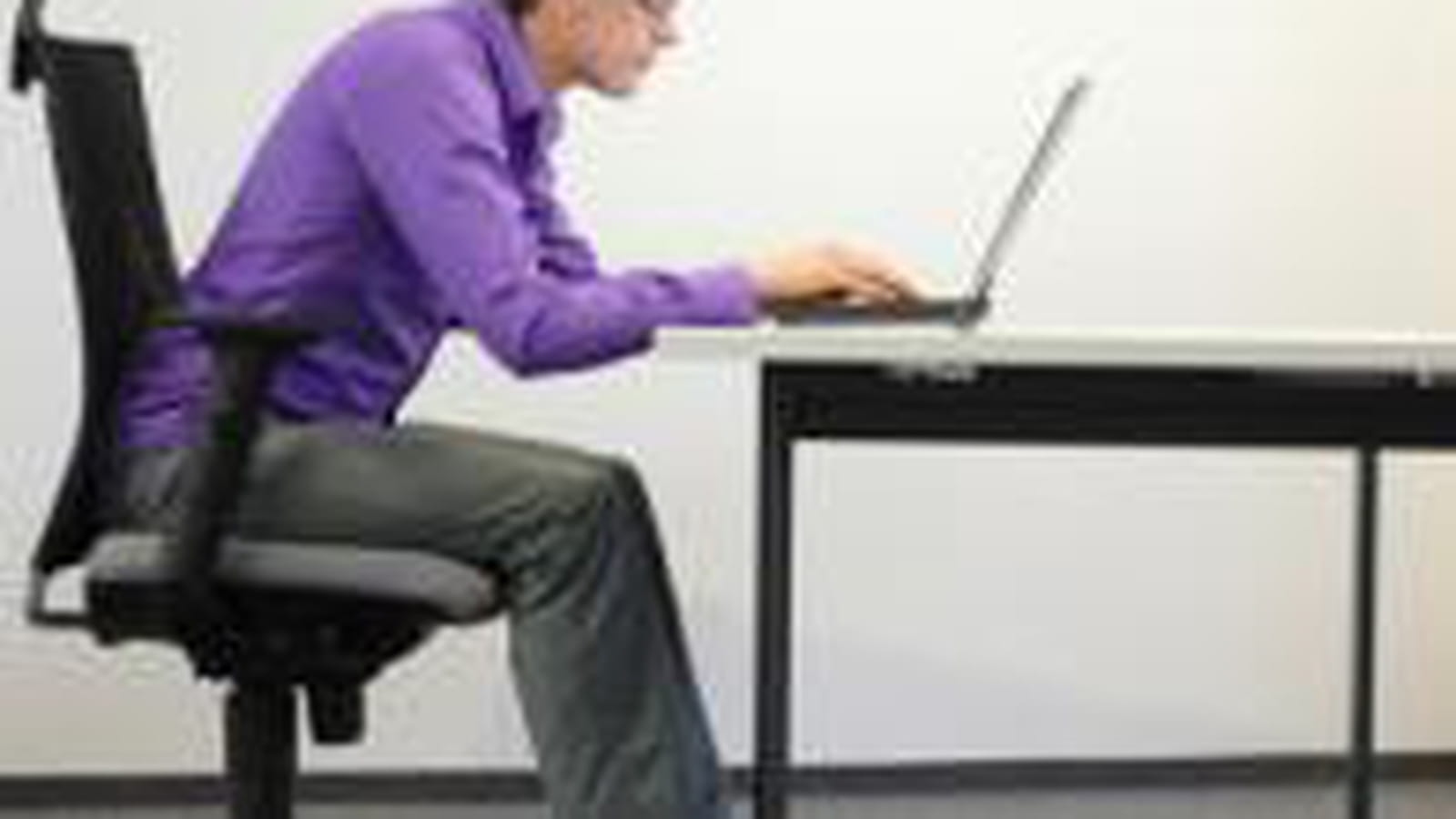 Assis au bureau