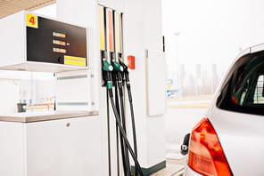 Emmanuel Macron n'exclut pas une baisse des taxes sur les carburants si la hausse des prix se poursuit