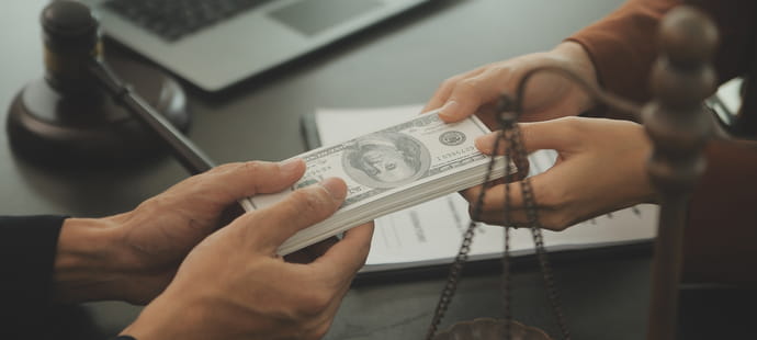 Elle trompe son entreprise et lui r&eacute;clame 600&nbsp;000&nbsp;euros apr&egrave;s sa rupture conventionnelle, la justice lui fait payer tr&egrave;s cher