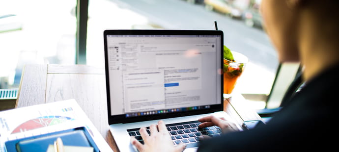 Licenci&eacute; par son sup&eacute;rieur apr&egrave;s un mail de critiques, sa libert&eacute; d'expression est jug&eacute;e irrecevable par la Cour de cassation