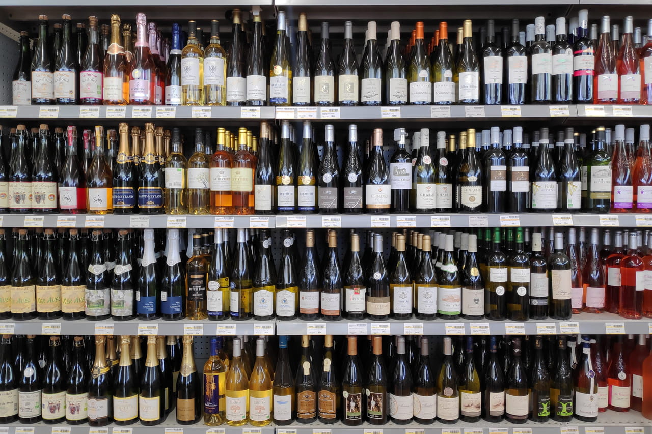 Trump menace des droits de douane de 100% sur les vins et champagnes français