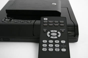 la télécommande est simple, sans fioriture et très pratique. on ne s'embrouille