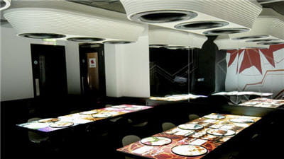 la salle dite bonzai, avec ses tables-écrans.