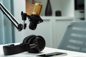 L'Arcom envisage de nouvelles r&egrave;gles pour les podcasts politiques influents