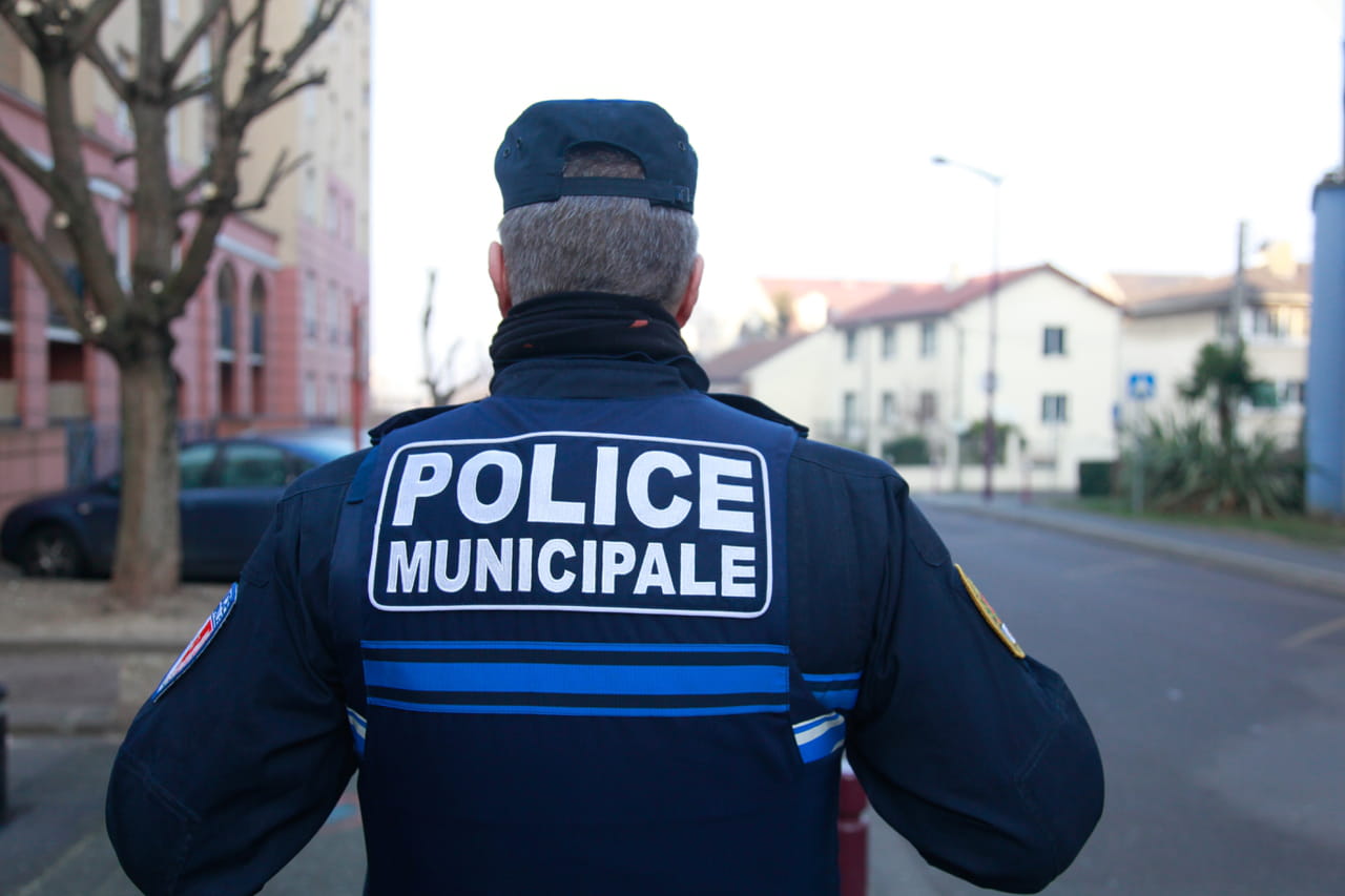 Il enfile son casque, monte sur sa trottinette et prend 500 euros d'amende à cause de cette règle du Code de la route