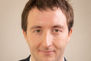 Google supprime les FAQ Maps&nbsp;: bienvenue dans l'&egrave;re du SEO cross-canal v&eacute;rifi&eacute; par l'IA