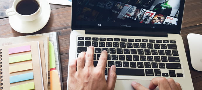 Licenci&eacute; parce qu'il regarde Netflix au bureau, il affirme devant la cour qu'il peut faire deux choses en m&ecirc;me temps