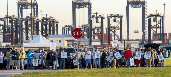 Gr&egrave;ve des dockers aux &Eacute;tats-Unis&nbsp;: le ministre des Transports fait pression pour rouvrir les ports