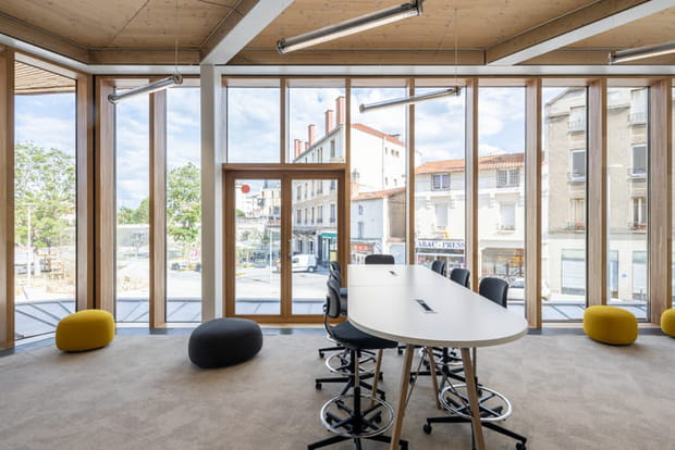 Des bureaux et une activité industrielle