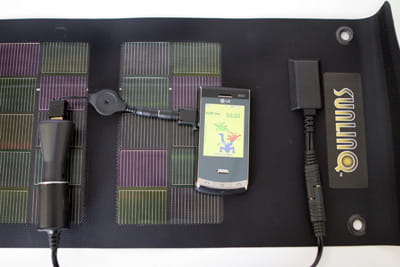 charge d'un téléphone mobile à l'aide du panneau
