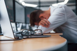 Ce docteur est formel&nbsp;: cette habitude au travail peut vous mener au burnout