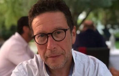 Michael Stora (Psychanalyste) : "Les IA peuvent rapidement vous enfermer dans une bulle informationnelle"