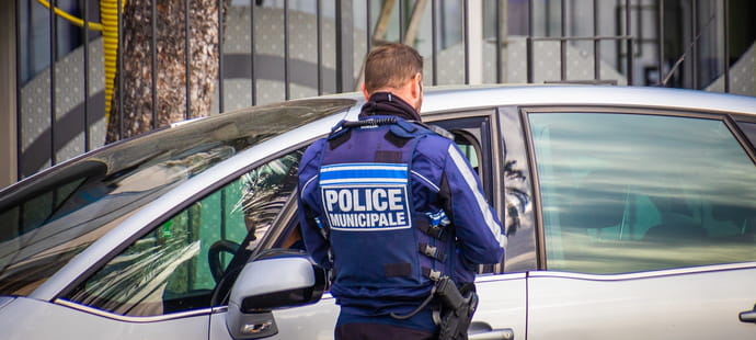 Il met ses warnings pour ne pas qu'on lui rentre dedans et prend 150&nbsp;euros d'amende