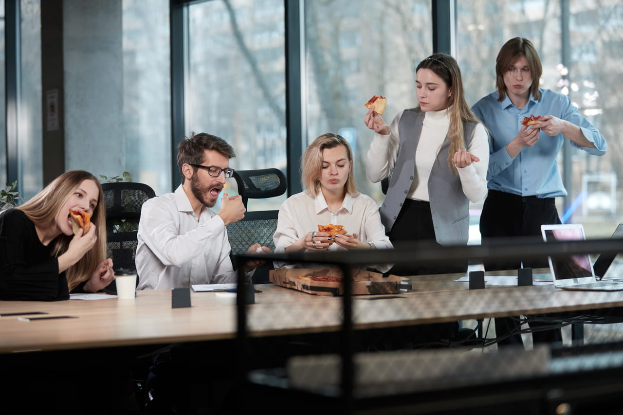 Licencié pour faute grave lors de la galette des rois, ce salarié réclame 100 000 euros d'indemnités et la nullité de son licenciement