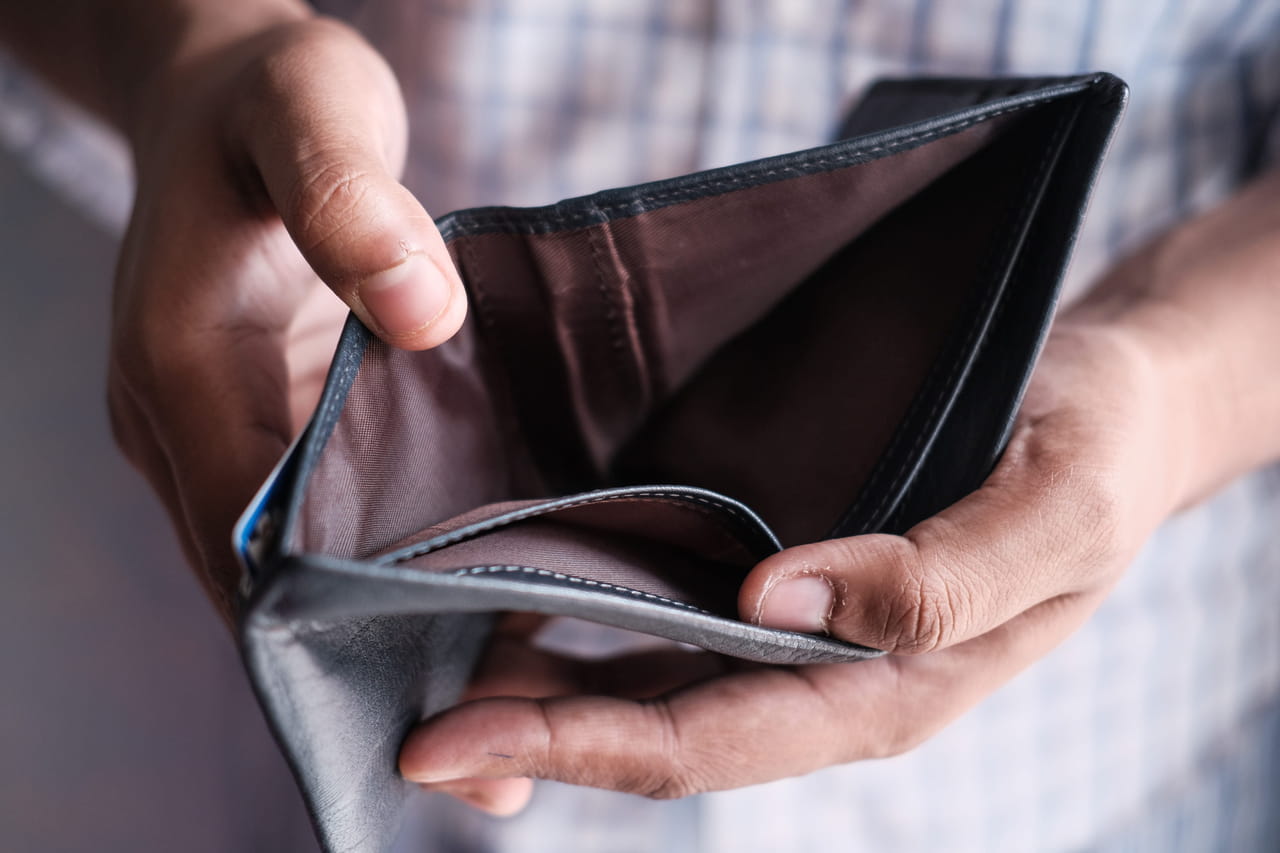 La crise du pouvoir d'achat fait augmenter la fréquence des découverts bancaires en France