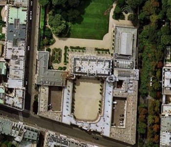 une vue aérienne du palais de l'elysée.