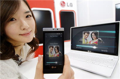 le lg mini gd880 entre de petites mains