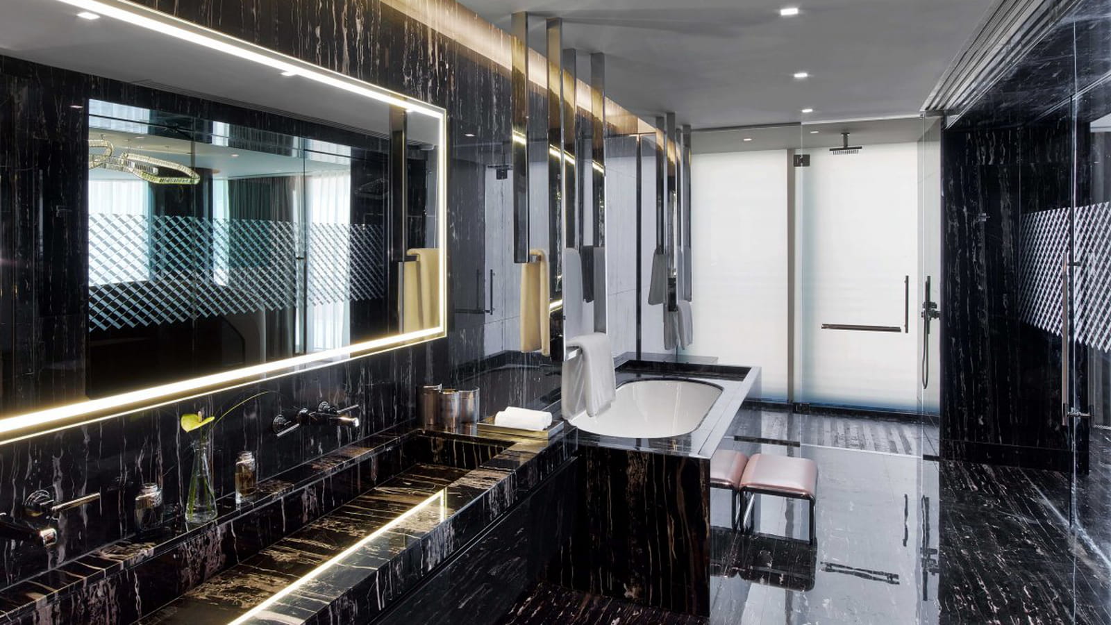 Une salle de bain immense...