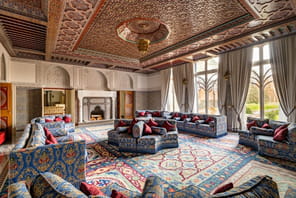 Ce ch&acirc;teau normand a &eacute;t&eacute; transform&eacute; en palais marocain - c'est le bien en vente le plus cher de France