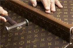 une malette louis vuitton en cours de conception. 