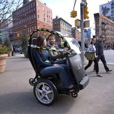 ce véhicule au look de fauteuil roulant permet de faire monter 2 personnes à son