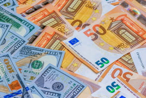 L'euro remonte de 0,34% face au dollar, port&eacute; par l'accalmie sur les taux obligataires fran&ccedil;ais malgr&eacute; les inqui&eacute;tudes sur la dette
