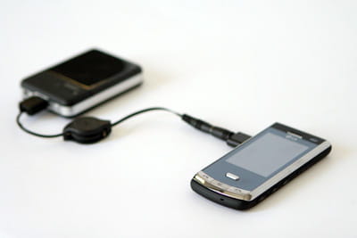 mobile connecté à une unité d'énergie de secours