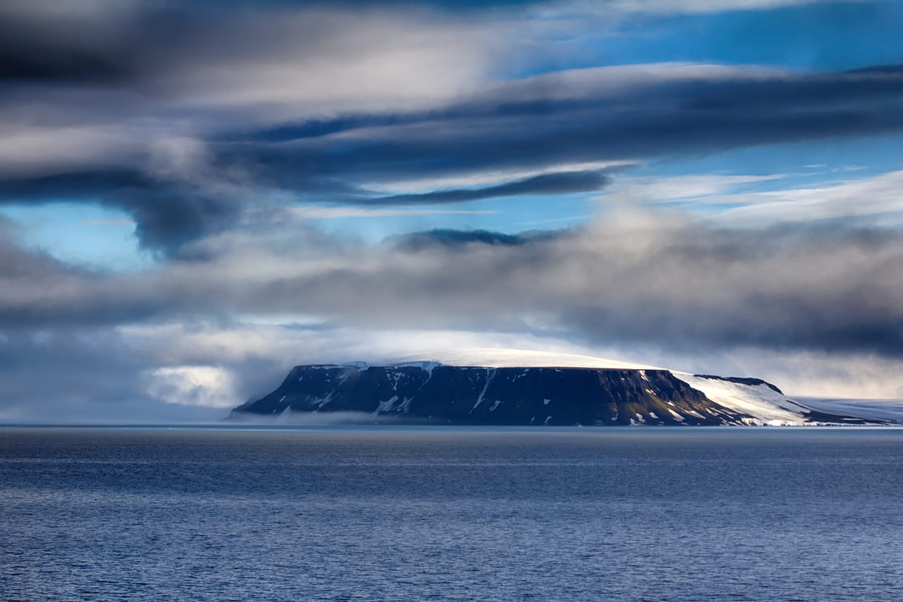 Ces deux îles éloignées de quelques kilomètres vivent avec 24 heures de décalage horaire