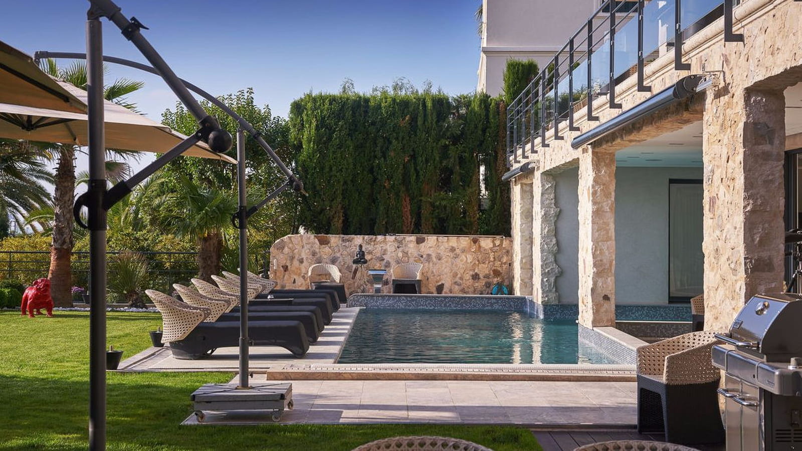 Piscine et jardin