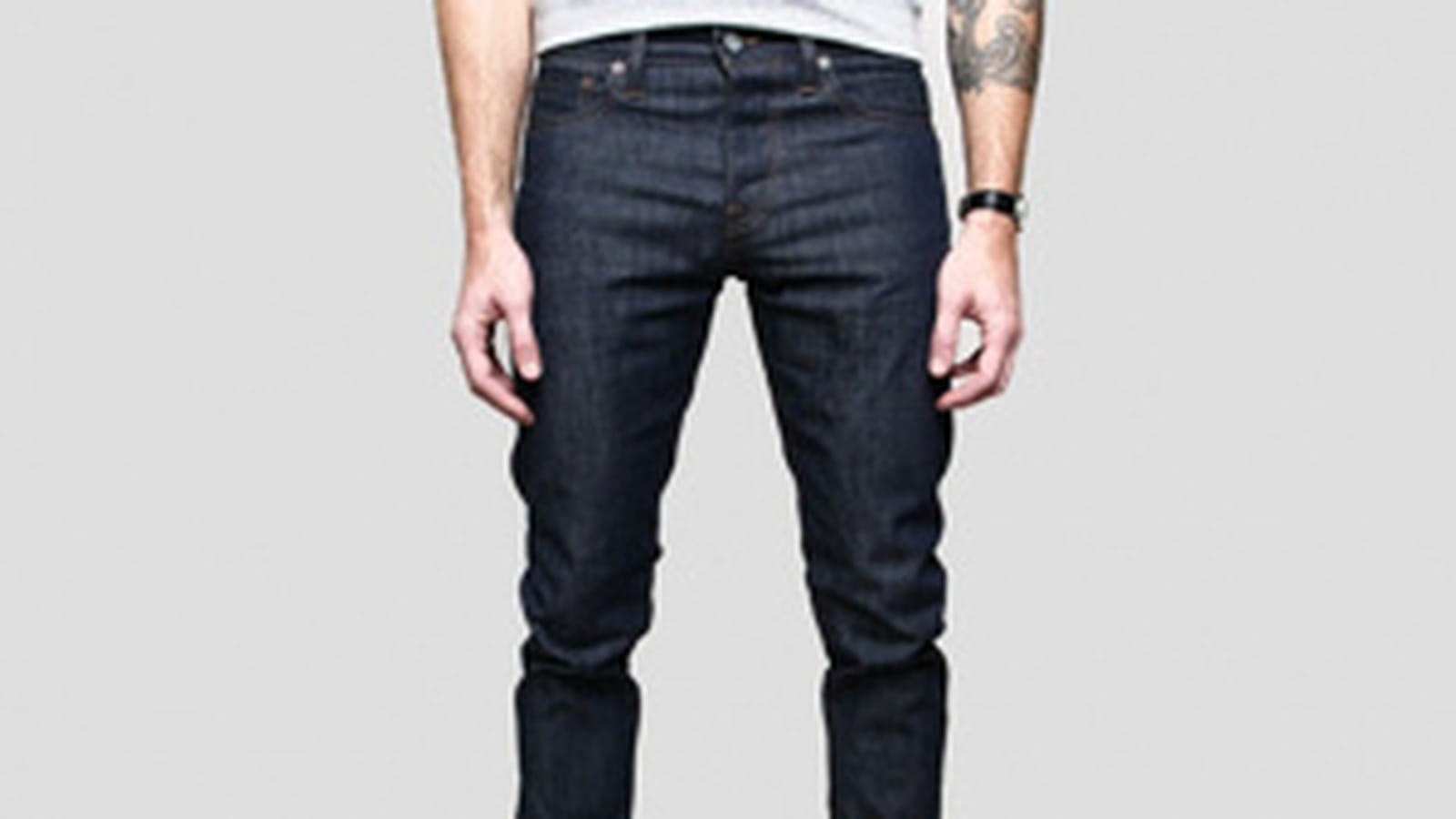 Un pantalon en jean