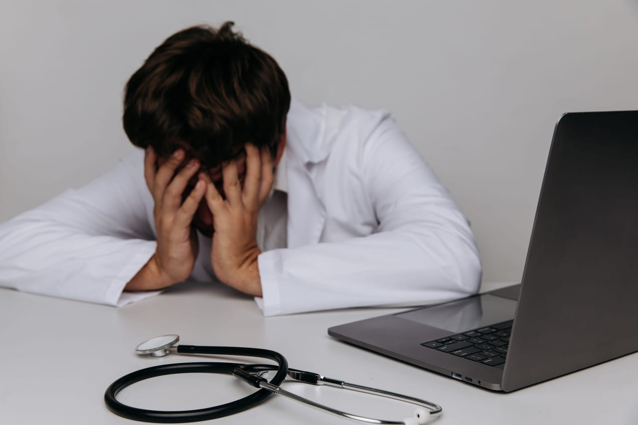 Licencié pendant son arrêt maladie sans préavis, ce médecin obtient finalement gain de cause en justice