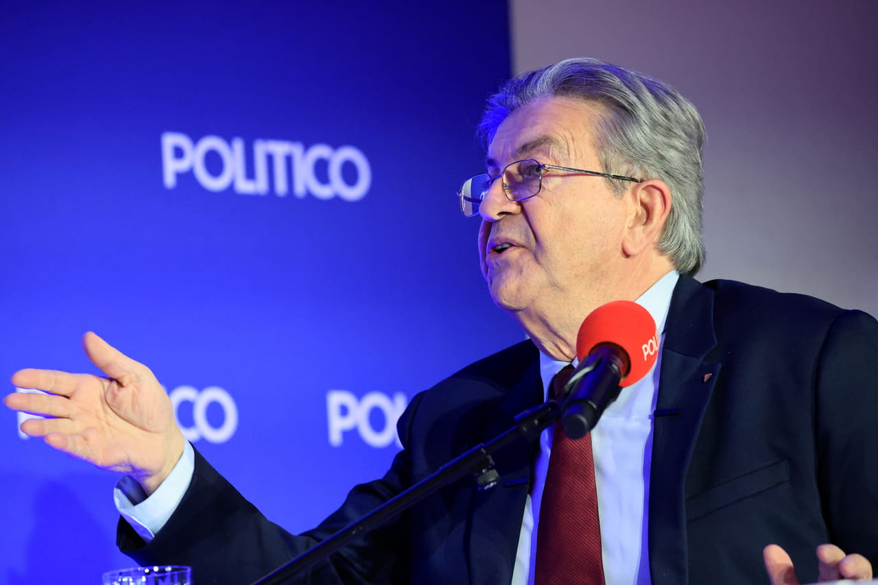 Jean-Luc Mélenchon promet de poursuivre le gouverneur de la Banque de France pour "trahison" après ses propos sur la dette