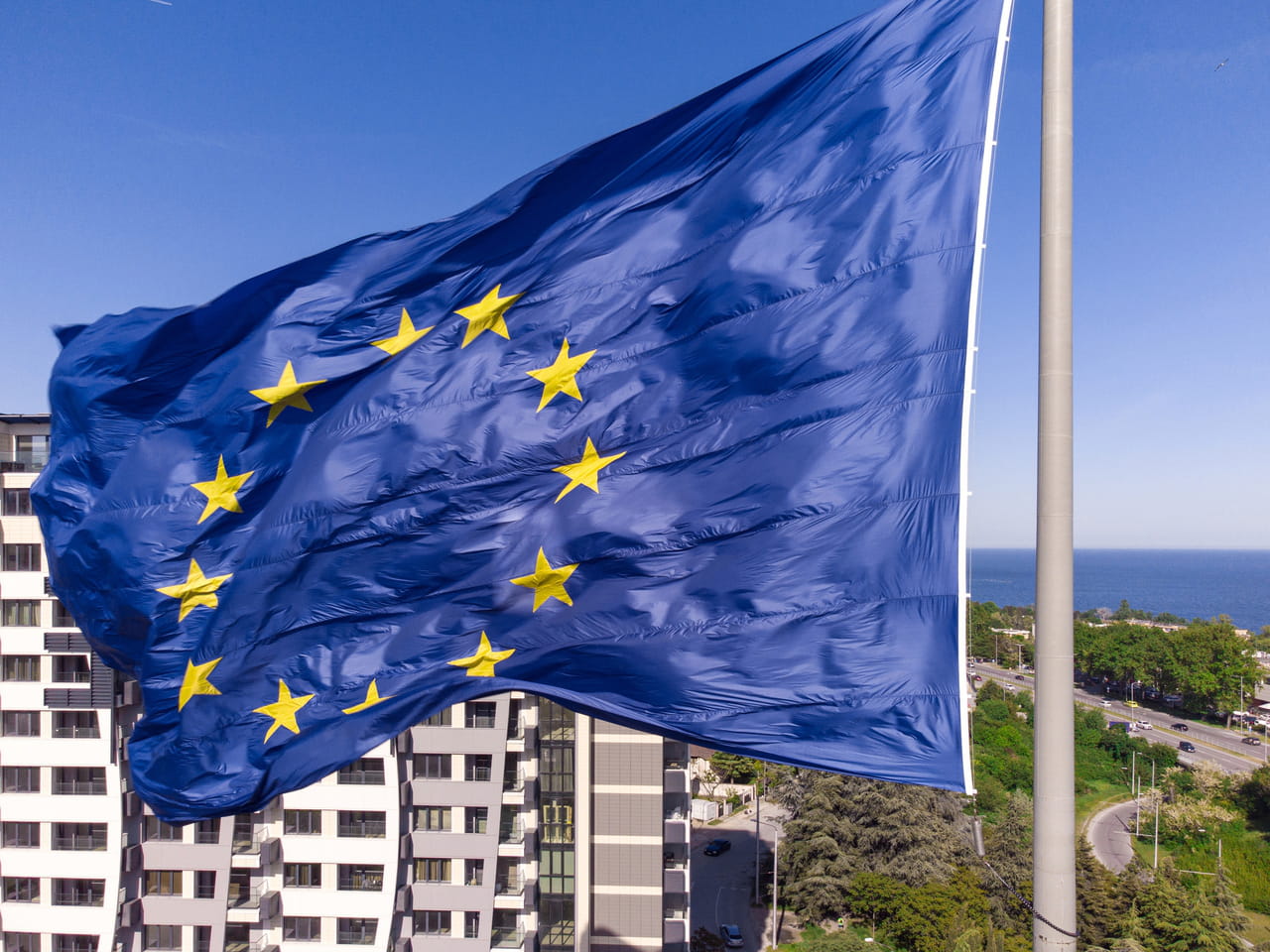 Face à Donald Trump, l'Union européenne brandit son arme commerciale la plus redoutée