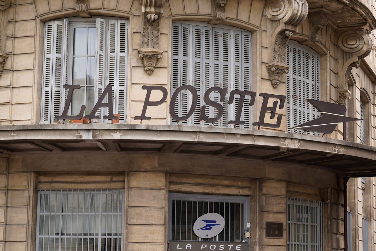 Amazon et La Poste recrutent des milliers de saisonniers pour faire face à l'afflux de colis des fêtes de fin d'année