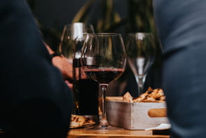 Boire un verre d'eau pour un verre de vin&nbsp;? Voici ce qu'il faut vraiment faire selon ce m&eacute;decin