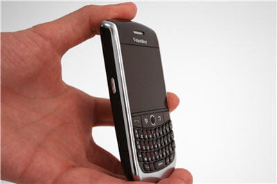 on apprécie le gain d'espace et en poids du téléphone.