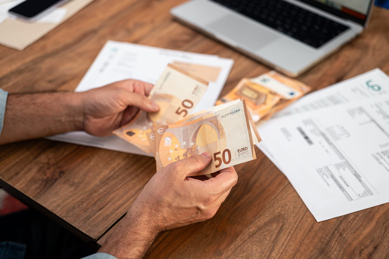 Les salariés qui gagnent moins de 2000 ¬ peuvent réclamer cette prime : 50% oublient de le faire
