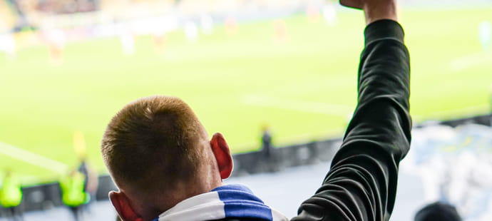 Un supporter de football est licenci&eacute; pour faute grave apr&egrave;s un salut nazi en tribune, il conteste et la justice tranche