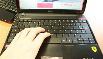 un clavier aux touches serrées, mais larges