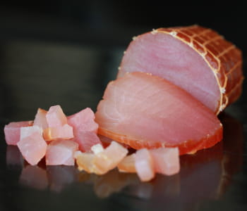 le thon sauvage est fumé à sec avant d'être conditionné sous forme de saucisson.
