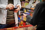 La caissière agresse une cliente puis perd toutes ses indemnités de licenciement à cause d'une erreur de procédure