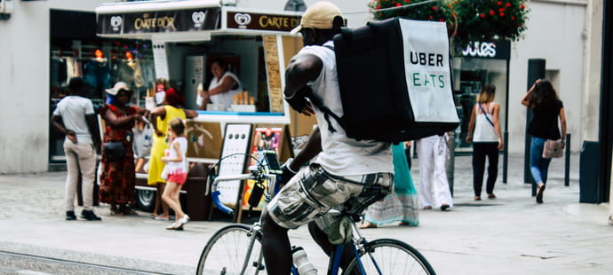 Uber Eats et Deliveroo suspendront leurs livraisons pendant les pics de canicule pour prot&eacute;ger leurs livreurs