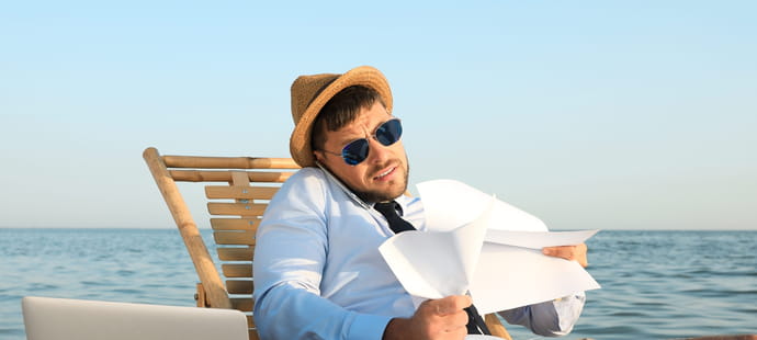 En pleines vacances, ce salari&eacute; est rappel&eacute; par son employeur pour travailler&nbsp;: est-ce autoris&eacute;&nbsp;?